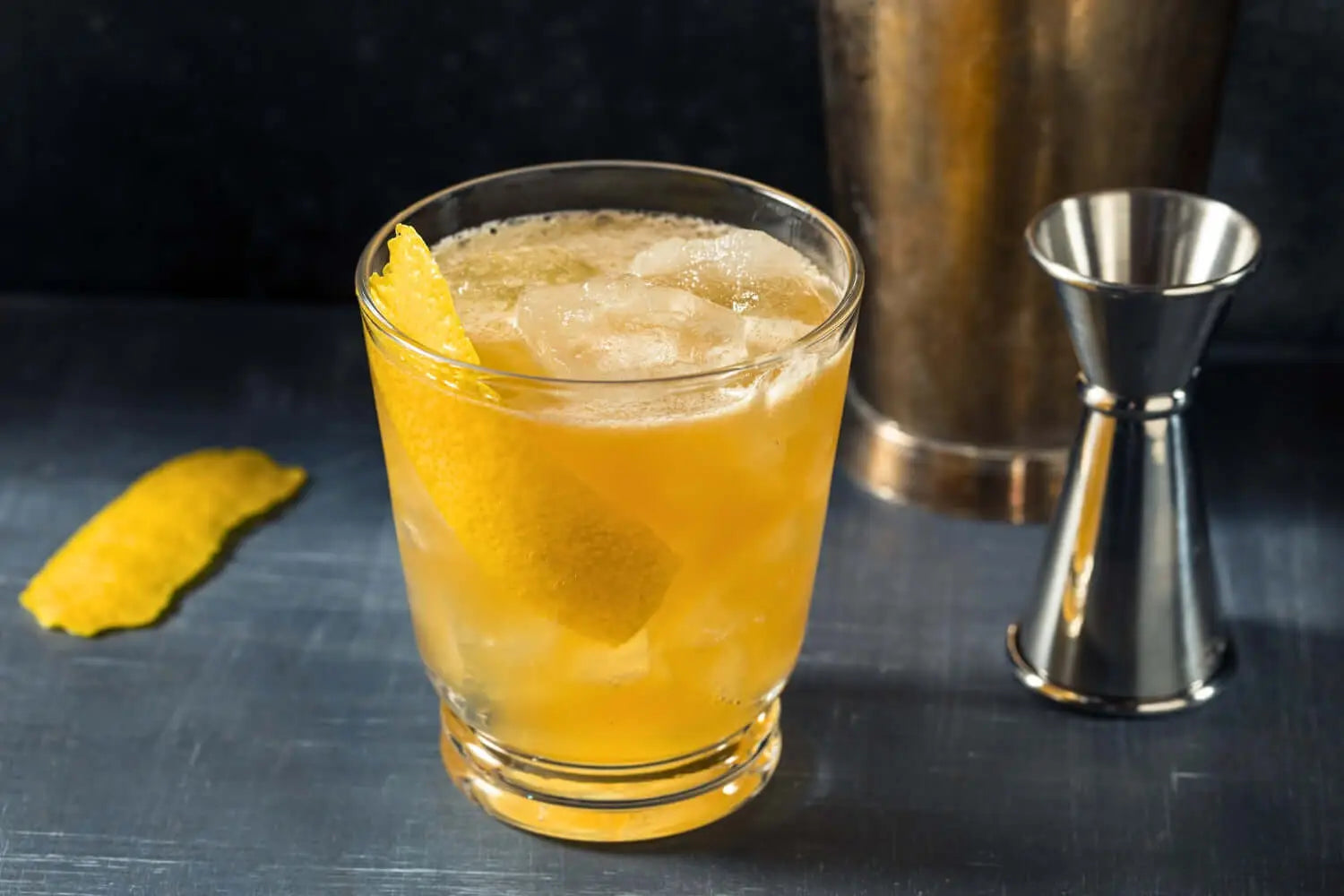 Gold rush whiskey cocktail